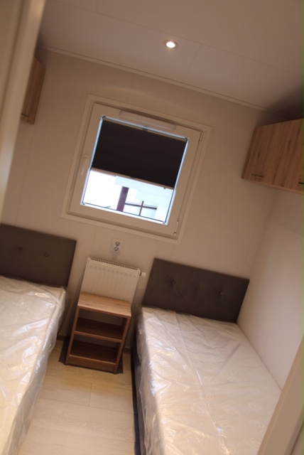 Das zweite Schlafzimmer besteht aus zwei Betten die 2,00 m x 0,8 m sind.
Eine kleine Kommode , Heizung, Steckdosen, Licht und zwei große Schränke über den Betten runden das Bild ab.